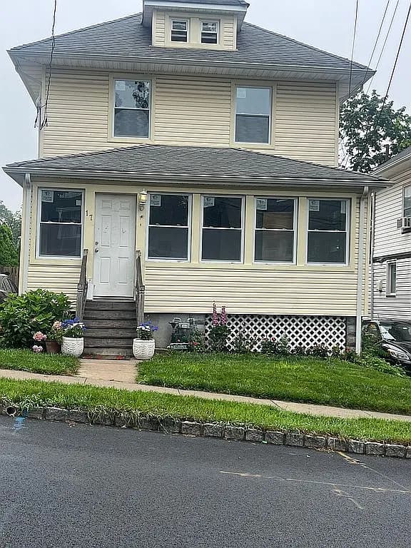 17 Wellington Ave — exterior photo