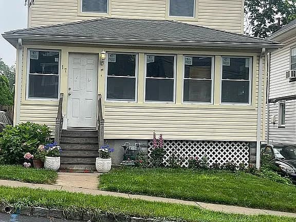 17 Wellington Ave — exterior photo