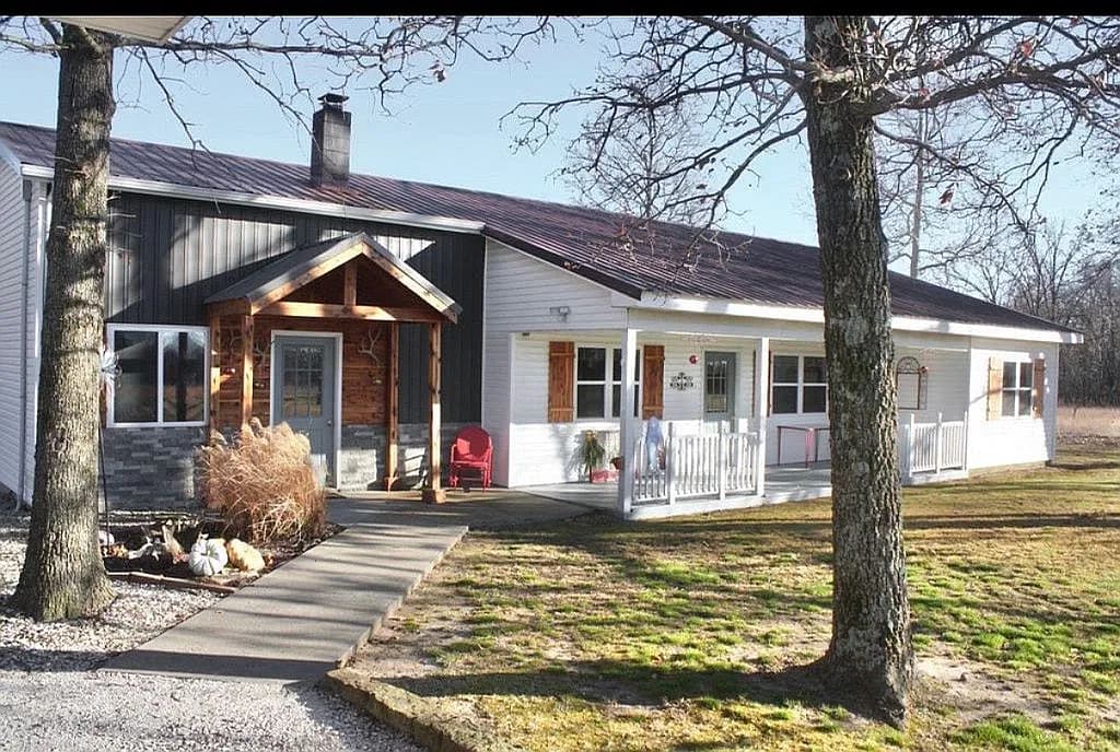 17135 S Highway 97 — exterior photo