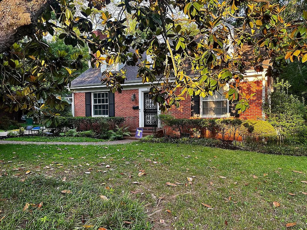 704 Hillshire Pl — exterior photo