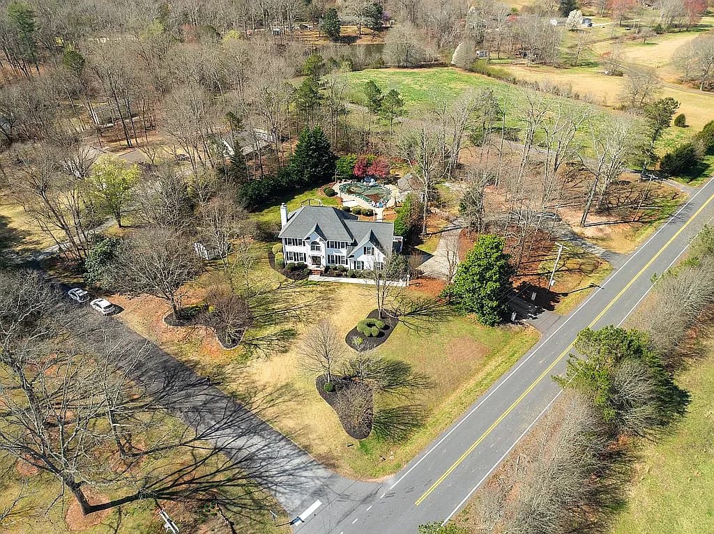 996 Wolf Creek School Rd — exterior photo