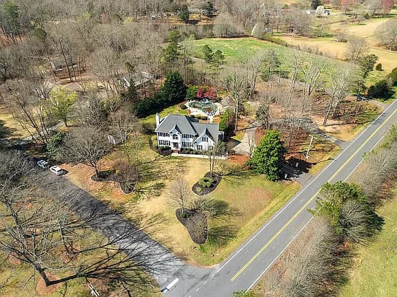 996 Wolf Creek School Rd — exterior photo
