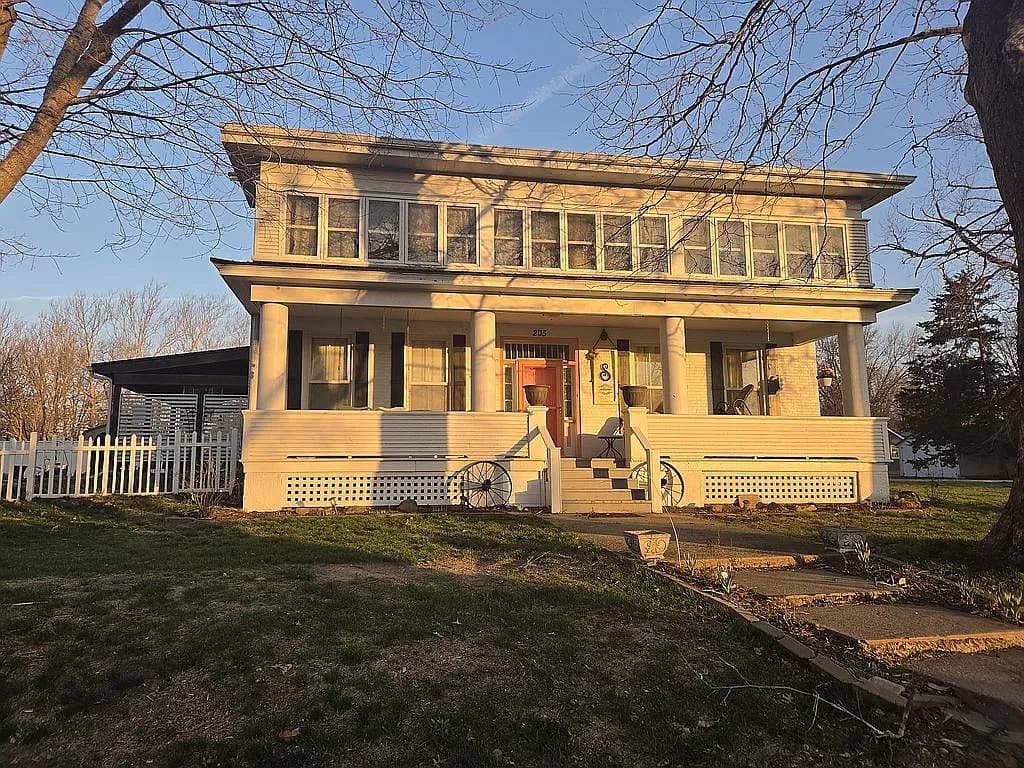 205 2nd St — exterior photo