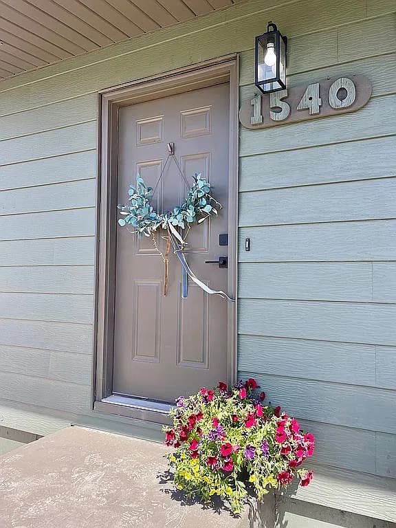 1540 Jensen St — exterior photo