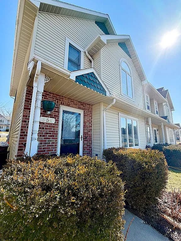 654 Orange St — exterior photo