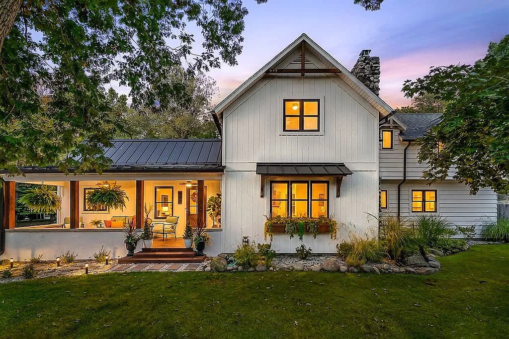 903 E Mill St — exterior photo