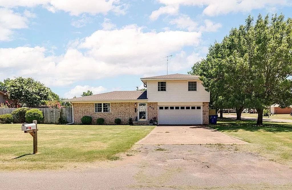 512 W Cheyenne St — exterior photo