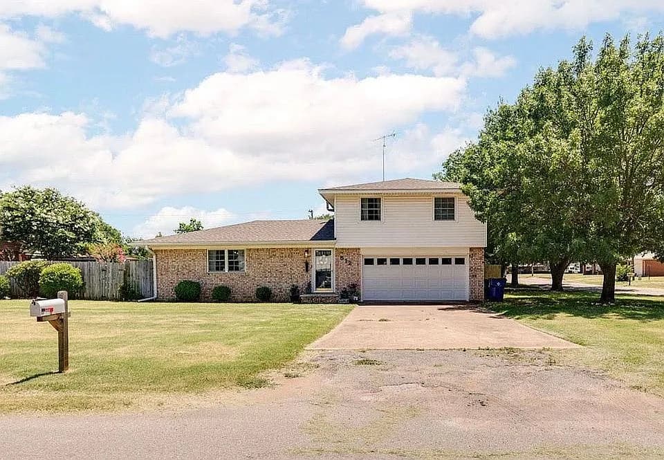 512 W Cheyenne St — exterior photo
