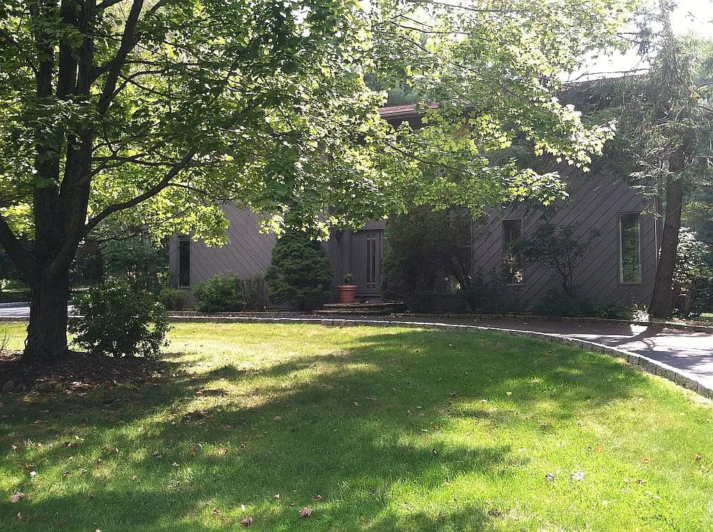 1 Sassi Dr — exterior photo