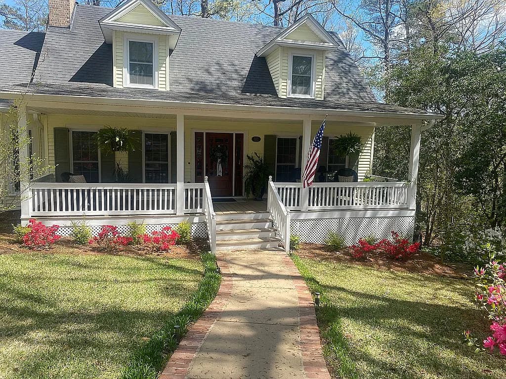 105 Downing Pl — exterior photo