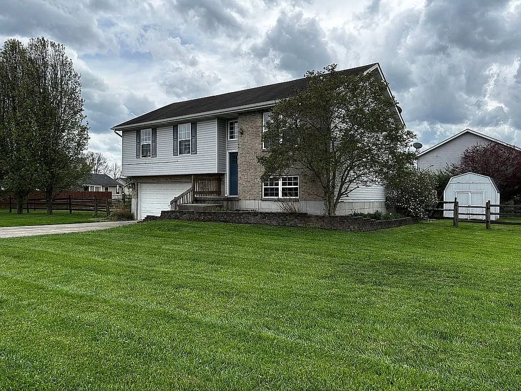 210 Robin Ave — exterior photo