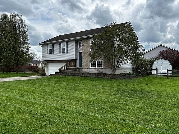 210 Robin Ave — exterior photo
