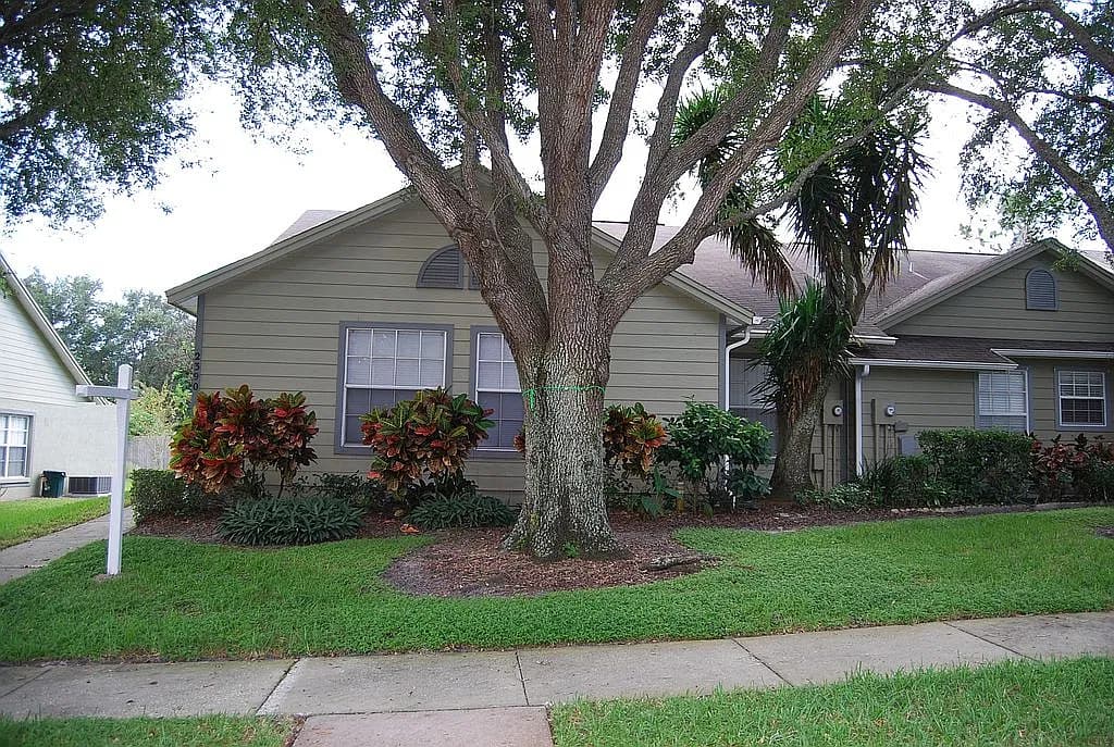 2390 Bentley Dr — exterior photo