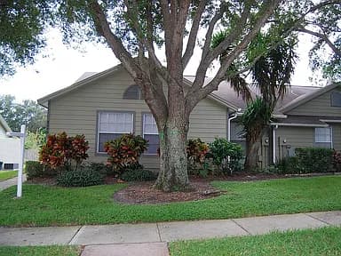 2390 Bentley Dr — exterior photo