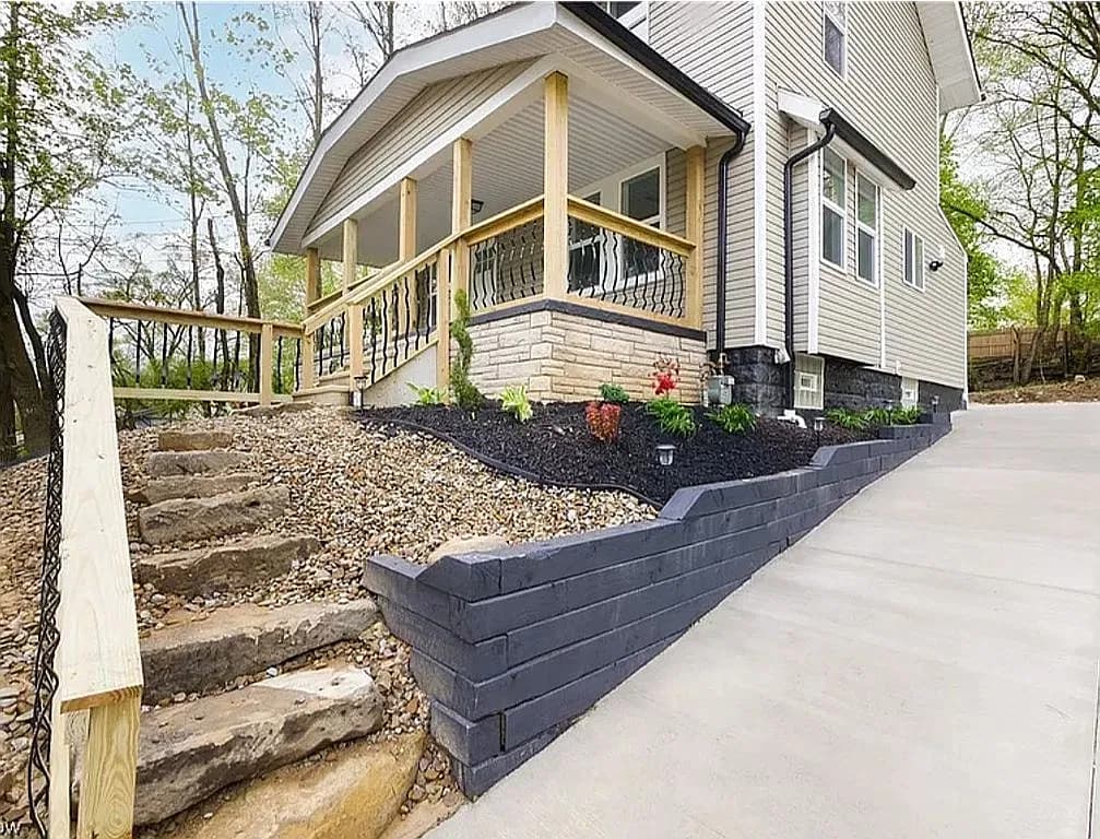 718 Easter Ave — exterior photo