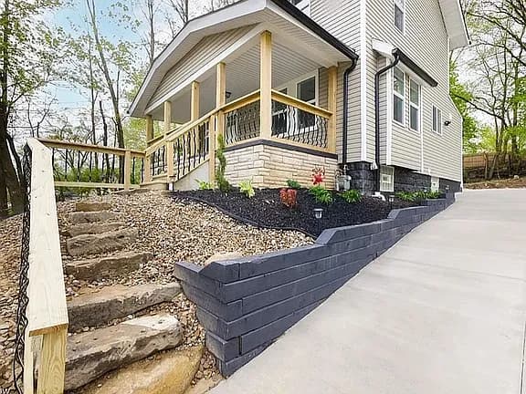718 Easter Ave — exterior photo