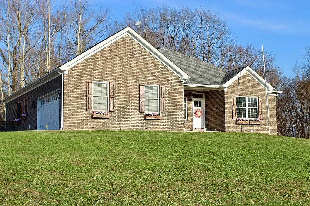 104 S Hunters Trce — exterior photo