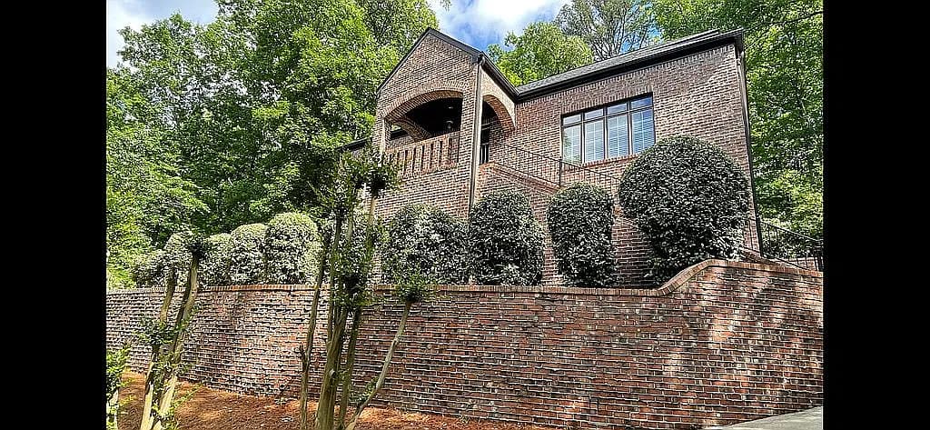 911 Velmont Ln — exterior photo