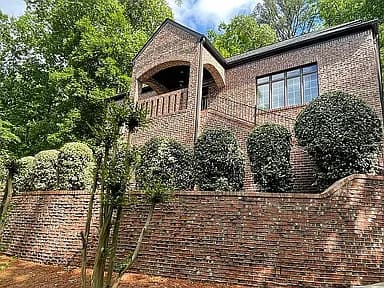 911 Velmont Ln — exterior photo