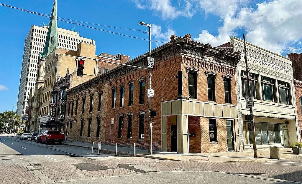 624 Adams St — exterior photo