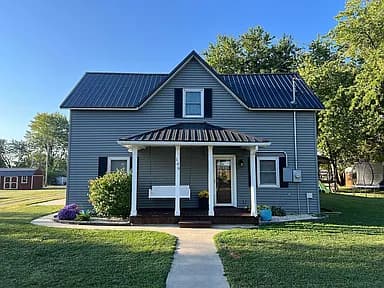 109 E Elm St — exterior photo